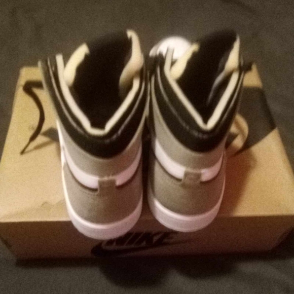 Men's Retro 1 Jordan Tan/White/Burgundy Size 10 - Picture 5 of 11